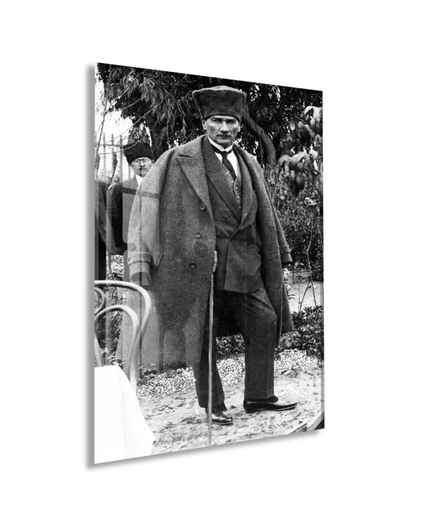 Atatürk Siyah Beyaz Cam Tablo – Bastonlu Tam Boy Portre 4 mm Temperli Cam -PeonyAta060